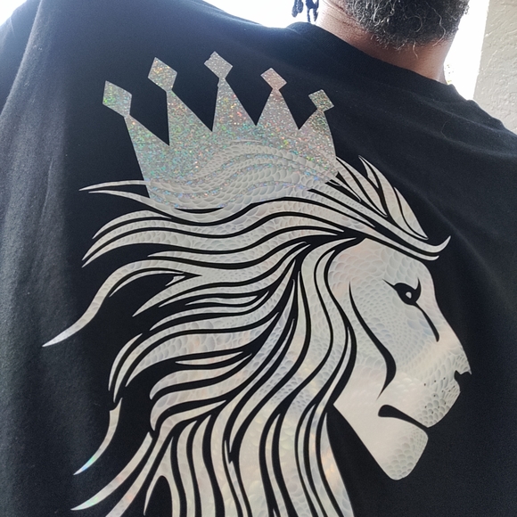 📸 Holographic Crowned Lion T-shirt - Picture 13 of 17
